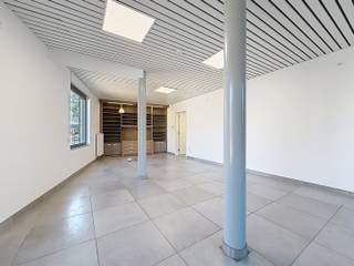 Welkom op de Witte Torenwal te Bree. Dit charmante handelspand in het centrum van Bree, biedt talloze mogelijkheden. De centrale ligging zorgt voor een goede bereikbaarheid.
<p>De indeling bestaat uit een open ruimte, een aparte keuken en toilet. De voorste ruimte is ideaal als winkel, terwijl het achterste gedeelte ideaal is voor privé toch even tot rust te komen. <br /><br />ONMIDDELLIJK BESCHRIKBAAR.</p>
<p>Laat deze unieke gelegenheid niet aan u voorbijgaan en ontdek de vele mogelijkheden van dit centraal gelegen handelspand in het prachtige Bree.<br />Altijd al een handelsactiviteit willen (her)starten in het centrum van Bree? Vraag je bezichtiging aan via ERA IMPACT 089 46 48 63. Jessica helpt je graag verder. </p>