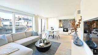 Located 120 metres from the seawall, this penthouse features terraces where you can enjoy both the morning and evening sun. <br /><br />The composition of this flat is as follows: entrance hall with guest toilet, spacious living room opening onto a beautiful sun terrace where you can enjoy the lateral sea view, fully equipped open-plan kitchen, two fully-fledged bedrooms each with their own shower room. Both bedrooms have access to the rear terrace. <br /><br />The flat is currently under renovation.<br /><br />EPC: 180 kWh/(m² year) (UC: 2923965)
