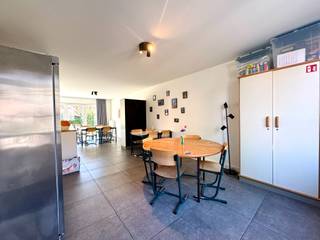 INDIEN U EEN BEZOEK WENST IN TE PLANNEN GELIEVE EEN BEZOEK AAN TE VRAGEN VIA WWW.HILLEWAERE.BE VIA DE RODE KNOP<br /><br />Deze woning is gelegen in een rustige nieuwe en kindvriendelijke woonwijk vlakbij het centrum van Oud-Turnhout.<br /><br />Indeling: <br /><br />Gelijkvloers:<br />Inkomhal met gastentoilet, lichtrijke leefruimte met open keuken (keramische kookvuur, vaatwasser, combi-oven, koelkast), praktische wasplaats/berging. <br /><br />Op de verdieping zijn er 3 slaapkamers die allemaal voorzien zijn van een wasbak, een badkamer (inloopdouche, toilet, badkamermeubel met 2 wastafels), nachthal en kleine bergkamer.<br /><br />De zolderverdieping is volledig afgewerkt en voorzien van verwarming, raam en stopcontacten. Deze kan dus perfect dienen als 4e slaapkamer of hobbykamer.<br /><br />De tuin is zuid-oost gericht en onderhoudsvriendelijk.<br /><br />Bijzonderheden:<br />- Beschikbaar vanaf 1/2/2027<br />- wasplaats is voorzien van uitgietbak<br />- zonnepanelen<br />- waterpomp aangesloten op regenput: te gebruiken voor toilet beneden en kraantje buiten