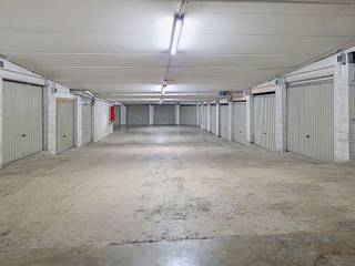 <span>Bevoorrechte locatie voor deze garage van ongeveer 15m2 net naast het Koninklijk Atheneum van Nijvel, op een paar minuten lopen van het stadscentrum en het treinstation. Het is gelegen in de kelder van het landgoed Grand'Bailly, in een complex van beveiligde parkeergelegenheid en garages waarvan de toegang gemakkelijk is en wordt afgesloten door een gemotoriseerde deur. Praktisch en functioneel, het heeft een elektrische deur en stroomvoorziening. Een ideaal alternatief om uw voertuig veilig weg te parkeren van diefstal en vandalisme, dicht bij alle voorzieningen, of voor pendelaars die 's ochtends niet meer in cirkels willen gaan om een gratis plek te vinden voordat ze hun trein nemen. Een kans om te grijpen in een buurt waar parkeren vaak een hindernisbaan is en waar parkeerboetes snel een aanzienlijk maandelijks budget kunnen vertegenwoordigen. Aantrekkelijke investering voor investeerders: beheergemak, lage onderhouds- en renovatiekosten, vraag ondersteund door arbeiders of bewoners zonder parkeerplaats, gemakkelijke wederverkoop in een bloeiende stad. Afmetingen: Lengte: 5,50 m - Maximale breedte: 2,26 m - Binnenbreedte: 2,80 m - Hoogte: 2,44 m. Gratis bezetting onmiddellijk.</span>