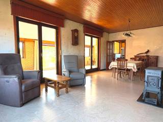 WSB-immo presents this detached house located in the rural setting of Brussegem, a property offering numerous possibilities for those seeking...