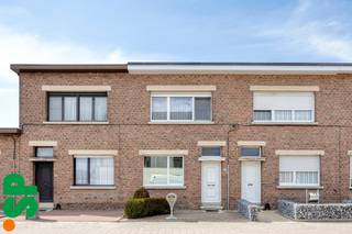 Woning met garage in centrum Vorselaar.<br /><br />Indeling gelijkvloers: inkomhal, lichtrijke leef- en eetruimte, een geïnstalleerde keuken met tal val licht dankzij de veranda, een gastentoilet en toegang tot de kelder. Op de eerste verdieping treffen we twee volwaardige slaapkamers en een badkamer dat beschikt over een douche, toilet en een enkele lavabo.<br /><br />Het pand werd gebouwd in 1936 en werd grotendeels vernieuwd doorheen de jaren. Zo werden de ramen, deuren, daken, ketel.... reeds aangepakt.<br /><br />Tenslotte hebben we buiten nog een gezellig terras, de tuin met toegang tot de garage en een achterpoortje voor makkelijke toegankelijkheid.<br />De woning is gelegen midden in het centrum van Vorselaar en nabij winkels, sportcentrum, wandelroutes, openbaar vervoer, ...<br /><br />EPC: 337 kWh/m² - D-label<br /><br />Extra Troeven:<br />- Garage is vergund<br />- Dubbele beglazing mét vliegenramen<br />- Locatie<br /><br />Wenst u meer informatie of een bezoek? Contacteer IMMO SP op het nummer 014519500 of via caro@immosp.be