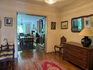 Dit te renoveren appartement met 3 slaapkamers is gelegen op wandelafstand van winkels, openbaar vervoer, scholen en alle nodige faciliteiten. Ook de verbinding met invalswegen is uitstekend, waardoor u in een mum van tijd in het centrum of op de snelweg bent.Het appartement biedt met zijn ruime indeling en achterliggend terras heel wat mogelijkheden voor wie op zoek is naar een appartement dat volledig naar eigen smaak kan worden ingericht. Dankzij de grote raampartijen is het een zeer lichtrijk appartement met een open gevoel.Via de inkomhal met vestiaire en WC bereiken we de living(L-vorm) met aansluitend de keuken. De nachthal geeft toegang tot de 3 slaapkamers, badkamer en wasplaats. Verder beschikt het appartement nog over een zonneterras.Mogelijkheid tot aankoop van een achtergelegen bovengrondse garage