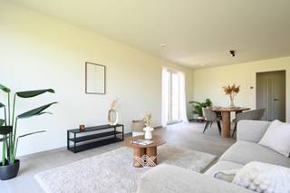 Deze woning van 219 m² is op het gelijkvloers verdiep ingedeeld als volgt: een inkomhal met gastentoilet en plaats voor een vestiairekast, een slaapkamer met annex badkamer, een eet- en leefruimte met open keuken en een directe toegang via een schuifraam naar het terras met aansluitend de tuin, een praktische berging en een inpandige garage. Op de eerste verdieping zijn er 3 slaapkamers, een badkamer met douche, ligbad en dubbele lavabo en een afzonderlijk toilet. Op de tweede verdieping bevindt zich de technische ruimte die te bereiken is via een uitschuifbare trap. <br /><br />De woningen voldoen aan de strenge energetische normen en onderscheiden zich onder meer door hun duurzaam karakter, vrij van fossiele brandstoffen. Daarnaast voorziet men de combinatie van vloerverwarming met individuele warmtepompen (lucht-water), fotovoltaïsche panelen en een sterke akoestische en thermische isolatie. Bovendien worden de woningen uitgerust met een ventilatiesysteem type D met maximale warmterecuperatie en een warmwaterboiler verbonden met de warmtepomp. Ook op gebied van afwerking wordt u een hoge standaard geboden, zo zijn er mooie budgetten voorzien om de sanitaire toestellen, keuken en vloerbekleding zelf te kiezen, volledig in lijn met uw smaak én goesting. <br /><br />Verlaagd BTW-tarief van 6% mogelijk op de volledige constructiewaarde, nu ook voor investeerders mits min. 15 jaar verhuur.<br /><br />Benieuwd? Wij ontvangen je graag voor een persoonlijke en vrijblijvende kennismaking.