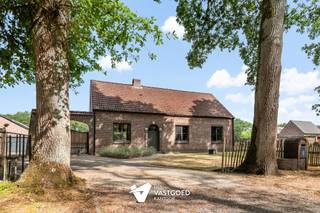<p><span>Gerenoveerde vrijstaande woning met 3 slaapkamers uiterst rustig gelegen op een perceel van 8,86 te Heppen.</span></p><p><span> </span></p><p><span>Belangrijkste troeven: </span></p><p><span>- Uiterst rustige locatie te midden van het groen</span></p><p><span>- Kwalitatief afgewerkt en uitstekend onderhouden</span></p><p><span>- 3 slaapkamers</span></p><p><span>- Conforme elektriciteit </span></p><p><span>- Volledig gerenoveerd in 2019: nieuwe keuken, badkamer, zolderverdieping,...</span></p><p><span>- CV op gas </span></p><p><span>- Gezellige veranda</span></p><p><span>- Uitgestrekte tuin met prachtig zicht op de achterliggende velden</span></p><p><span> </span></p><p><span>Bekijk zeker ook de foto's en de grondplannen met de afmetingen. Zo krijgt u van thuis uit al een perfect beeld van wat deze woning te bieden heeft!</span></p><p><span> </span></p><p><span>Wenst u meer info of een vrijblijvende bezichtiging, contacteer dan ons kantoor op het nummer 011 85 15 15 en wij helpen u graag verder. </span></p>