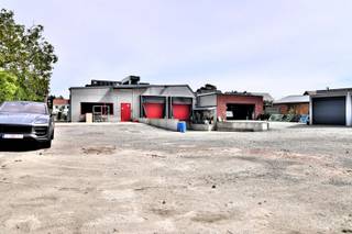 <h1><span>Veelzijdig industrieel pand van met laadkades, koel- en vriesruimtes</span></h1><h1><span> </span></h1><p><span>Op zoek naar een veelzijdige bedrijfsruimte met ruime opslagmogelijkheden en gekoelde voorzieningen? Dit industrieel pand van ca. </span><span>400 m²</span><span> is uitermate geschikt voor ondernemingen actief in de </span><span>voedingssector, land- en tuinbouw, bloemen- en plantensector</span><span>, maar ook voor diverse andere logistieke activiteiten.</span></p><p><span>Het pand beschikt over </span><span>twee laadkades voor vrachtwagens</span><span>, voorzien van sectionale poorten, waardoor laden en lossen vlot en efficiënt kan verlopen.</span></p><p><span>Daarnaast zijn er:</span></p><ul><li><span>3 ruime koelcellen</span></li><li><span>een diepvriesruimte van ca. 20 m²</span></li><li><span>diverse polyvalente werk- en opslagruimtes</span></li><li><span>een afzonderlijke bureauruimte</span></li><li><span>een personeels- / eetruimte</span></li></ul><p><span> </span></p><p><span>Ook op vlak van veiligheid is de site goed uitgerust. </span><span>Camerabewaking</span><span> is voorzien op verschillende plaatsen op het terrein en de toegang wordt beveiligd door een </span><span>afsluitbare toegangspoort</span><span>.</span></p><p><span>De ligging zorgt voor een </span><span>vlotte bereikbaarheid via verschillende invals- en uitvalswegen</span><span>. Op het terrein is bovendien een ruime oprijlaan aanwezig, waardoor ook </span><span>vrachtwagens gemakkelijk kunnen manoeuvreren</span><span>. Extra parkeerplaatsen zijn desgewenst beschikbaar en kunnen worden bijgehuurd.</span></p><p><span>Verder kan, mits een kleine meerprijs, gebruik worden gemaakt van een </span><span>ondergrondse restafvalcontainer</span><span>.</span></p><p><span>De plafondhoogte bedraagt ca. </span><span>4 meter</span><span>, wat zorgt voor een praktische en veelzijdige benutting van de beschikbare ruimte.</span></p><p><span> </span></p><p><span>Beschikbaar: onmiddellijk! Interesse of graag een bezoek ter plaatse?<br />Neem contact op met Immo Twins via 052/55.55.55 of <span>info@immotwins.be</span></span><span> - <span>www.immotwins.be</span></span><span> </span></p>