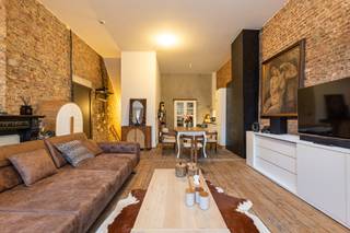 <p>Charmant 2-slaapkamerappartement met 2 terrassen in de Brederodebuurt</p><p>In de gegeerde Brederodebuurt, op wandelafstand van het Zuid en tal van winkels, restaurants en openbaar vervoer, bevindt zich dit stijlvol appartement in de Montignystraat. Een topligging voor wie centraal en dynamisch wil wonen.</p><p>Het appartement verwelkomt u in een lichtrijke leefruimte met grote raampartijen en een aangename indeling. De open keuken sluit harmonieus aan en is volledig uitgerust, ideaal voor zowel dagelijks comfort als gezellige etentjes.</p><p>Verder beschikt het appartement over twee volwaardige slaapkamers, perfect voor koppels, kleine gezinnen of als combinatie wonen/werken. De badkamer is functioneel en verzorgd afgewerkt met kwalitatieve materialen. Extra bergruimte vindt u in de private kelder.</p><p>De vaste kosten bedragen €124 per maand. </p><p>De twee terrassen vormen een absolute meerwaarde: geniet van de ochtendzon met een kop koffie en kom ’s avonds tot rust in uw eigen buitenruimte.</p><p>Een instapklaar appartement op een uitstekende locatie in Antwerpen, ideaal voor eigen bewoning of als rendabele investering.</p>