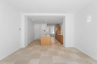Prachtig gerenoveerde stadswoning met 3 slaapkamers en 2 badkamers in hartje Brugge.<br /><br />Bent u op zoek naar een unieke combinatie van de authentieke Brugse sfeer en het ultieme comfort van een gloednieuwe renovatie? <br />Deze prachtige stadswoning is in 2026 van kop tot teen volledig verbouwd met oog voor detail, duurzaamheid en luxe. Gelegen binnen de Brugse ei-levering, bevindt u zich hier op wandelafstand van de bruisende Markt, gezellige horeca en culturele hotspots.<br /><br />De indeling van de woning :<br />Gelijkvloers – Licht en leefruimte: Bij het binnenkomen treft u een open en lichtrijke leefruimte. De modern ingerichte keuken is voorzien van alle hedendaagse, hoogwaardige inbouwapparatuur en loopt naadloos over in de eetkamer en het gezellige salon. Grote glaspartijen zorgen voor een mooie lichtinval en een vlot contact met de stadskoer/buitenruimte.<br /><br />Eerste verdieping – Master bedroom met en-suite badkamer bestaande uit inloopdouche, ligbad, lavabomeubel en toilet. Een functionele berging maakt de eerste verdieping af.<br /><br />Tweede verdieping – Comfortabele slaapkamers (2) & douchekamer & apart toilet.<br /><br />Troeven van deze verbouwing (2026)<br />Totaalrenovatie: Alles is nieuw. Van de leidingen, elektriciteit en technieken tot de vloeren, bezetting en isolatie.<br /><br />Energiezuinig: Dankzij de renovatie in 2026 voldoet de woning aan de strengste hedendaagse energienormen (optimale dak-, muur- en vloerisolatie en hoogrendementsbeglazing).<br /><br />Toplocatie: Gelegen in de historische binnenstad van Brugge, maar toch vlot bereikbaar.<br /><br />Deze woning is de perfecte match voor wie houdt van het Brugse stadsleven zonder in te boeten op modern wooncomfort. Ideaal als gezinswoning, stijlvol tweedeverblijf of als waardevaste investering.<br /><br />Wilt u de sfeer zelf komen opsnuiven? Neem dan snel contact op voor een bezoek ter plaatse : 0470 50 50 50 - info@futurimmo.be.