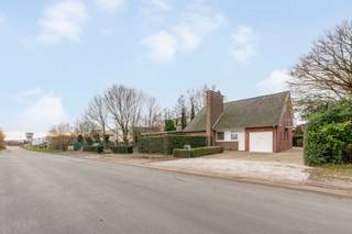 Deze keurig onderhouden eigendom heeft de volgende opdeling: de gelijkvloerse verdieping beschikt over een inkomhal met doorgang naar de living,...