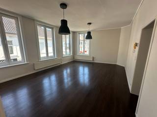 Dit prachtige appartement bevindt zich vlakbij het centrum. Het is volledig gerenoveerd en instapklaar afgewerkt voor verhuur! Hier geniet van je van aangename woonruimtes met prachtige hoge plafonds en een zonneterras als leuke extra. Achterliggend kan een garage bijgehuurd worden (optioneel).<br />Indeling:<br />GELIJKVLOERS: private inkomhal, tussenverdieping ingericht als vestiaire, op de VERDIEPING komen we in de inkomhal die enerzijds uitgeeft op de grote bijkeuken/wasplaats met aansluitend berging/hobbyruimte en aan de andere kant de woonruimtes. Hier vinden we een heel aangename leefruimte met mooie lichtinval, aansluitend de uitgeruste woonkeuken (nieuwe toestellen), via de nachthal bereiken we 2 ruime slaapkamers en de badkamer, perfect uitgerust met lavabomeubel, douche en toilet. <br />Het appartement is perfect geschilderd/behangen, voorzien van laminaatvloeren, verlichtingsarmaturen en met een bewoonbare oppervlakte van 159 m².