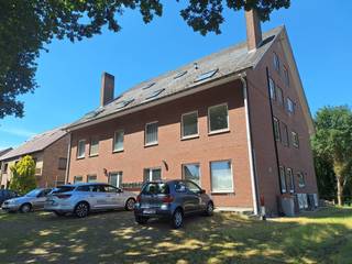 Leuk opgefrist appartement te As.<br /><br />Dit appartement op de derde verdieping heeft 2 slaapkamers, een ingerichte keuken en badkamer, living en 2 bergingen.<br /><br />De vaste kosten zijn voor het privé waterverbruik, onderhoud gemeenschap en gemeenschappelijk elektriciteitsverbruik ZONDER jaarlijkse afrekening.