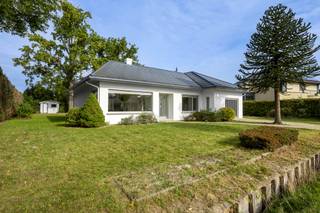 <p>In de charmante Bloemenwijk in Halle-Zoersel vinden we deze met stijl gerenoveerde woning terug.</p>
<p>Het pand onderging een smaakvolle renovatie, uitgevoerd met oog voor detail en liefde voor materiaal. Het resultaat? Een prachtige materialenmix met een duidelijke wabi-sabi feel, waar oud en nieuw elkaar moeiteloos aanvullen.</p>
<p>INDELING: <br />Via de inkomhal met vestiaire wandel je naar de lichtrijke woonkamer waar grote raampartijen zorgen voor een aangename lichtinval en een mooi zicht op de tuin.</p>
<p>De leefruimte vloeit naadloos over in de open keuken die tot in de puntjes werd afgewerkt. Duurzame materialen zoals hout en mortex bepalen ook hier de sfeer en zorgen voor een warme, tijdloze uitstraling.</p>
<p>Zowel de eetruimte als de keuken geven uit op een gezellig overdekt terras.</p>
<p>De nachthal verbindt het leefgedeelte met het meer private deel van de woning. Hier bevinden zich drie volwaardige kamers die kunnen dienen als slaapkamers, bureau, dressing of hobbyruimte. De badkamer werd uitgerust met een ligbad, douche en dubbele wastafel. Ook hier werd gekozen voor eenzelfde kwalitatieve afwerking.</p>
<p>Aangrenzend is er een inpandige garage, handig voor je auto, fietsen of als opslagruimte.</p>
<p>De woning werd momenteel afgewerkt tot een volwaardige gelijkvloerse woonst maar biedt op de zolderverdieping nog volop mogelijkheden voor uitbreiding; de plannen hiervoor liggen al klaar.</p>
<p>Leuke plus: voor wie instant wil intrekken en genieten is ook het meubilair en linnen te koop.</p>
<p>BIJZONDERHEDEN:<br />- Hoogwaardige en duurzame afwerking<br />- Uitbreidingsmogelijkheden op de bovenverdieping<br />- Gezellig overdekt terras<br />- Inpandige garage<br /><br />Voor meer info of een bezoek ter plaatse kan u vrijblijvend contact opnemen met Stephanie via stephanie@reds.be of telefonisch op 0476/90 95 94</p>