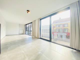 <h3>Instapklaar 2-slaapkamerappartement in het centrum van Menen</h3>

<p>Op de eerste verdieping bevindt zich dit instapklare appartement met 2 slaapkamers, gelegen op een centrale locatie in Menen.</p>

<p>Bij het binnenkomen betreedt u de inkomhal, die toegang biedt tot de ruime en lichtrijke leefruimte. Aansluitend bevindt zich de keuken, uitgerust met een elektrische kookplaat, oven en microgolfoven.</p>

<p>Het appartement beschikt over 2 ruime slaapkamers. Vanuit één van de slaapkamers heeft u toegang tot de aangename veranda, die aansluit op het achterliggende terras.</p>

<p>Verder is er een badkamer voorzien van een inloopdouche en lavabo. Daarnaast beschikt het appartement over een praktische berging met aansluitingen voor een wasmachine en droogkast.</p>

<h3>Troeven</h3>

<ul><li>
	<p>Instapklaar appartement</p>
	</li><li>
	<p>Veel natuurlijke lichtinval</p>
	</li><li>
	<p>Centrale ligging in Menen</p>
	</li><li>
	<p>Ruime slaapkamers</p>
	</li><li>
	<p>Aangename veranda</p>
	</li><li>
	<p>Achterliggend terras</p>
	</li><li>
	<p>Praktische berging met voorzieningen voor wasmachine en droogkast</p>
	</li></ul>
<br />
