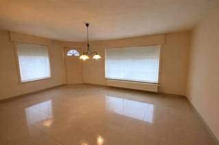 Centraal gelegen woning op een boogscheut van school, warme bakkers, banken, supermarkt, sportcentrum, ..De woning bestaat uit:Gelijkvloers: ruime...