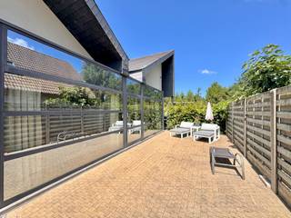 Op zoek naar een karaktervolle, instapklare woning op een rustige en aangename locatie? Deze bijzonder charmante open bebouwing uit 1998 combineert een unieke architecturale stijl met comfort, ruimte en een uitstekend onderhouden geheel.<br /><br />De woning werd in 2013 opgefrist en doorheen de jaren met veel zorg onderhouden, zowel binnen als buiten. Dankzij de doordachte indeling, de aangename lichtinval en de karaktervolle architectuur geniet je hier van een woning met een eigen uitstraling.<br /><br />Gelegen op een mooi en ideaal perceel van 586 m², vlakbij de speelpleinwerking en het speelpark, is dit bovendien een bijzonder fijne plek voor gezinnen. De rustige ligging in Watervliet (Sint-Laureins) zorgt voor een aangename woonomgeving waar rust en bereikbaarheid mooi samenkomen.<br /><br />Binnen beschikt de woning over een zeer nette keuken, voorzien van de nodige toestellen, en een gezellige leefruimte. De vernieuwde trappen vormen een mooie aanvulling op het geheel.<br /><br />Op de verdieping bevinden zich drie slaapkamers. De ruime masterbedroom beschikt over een eigen badkamer met ligbad. Daarnaast zijn er nog twee slaapkamers met een tweede badkamer, uitgerust met een douche. Een ideale indeling voor gezinnen, gasten of wie graag over extra ruimte beschikt.<br /><br />Ook technisch biedt deze woning heel wat troeven. Er is dubbele beglazing, centrale verwarming op aardgas via een CV-ketel van 2013 en comfortabele vloerverwarming. De woning beschikt over een EPC-label C en is vrijgesteld van renovatieplicht.<br /><br />Buiten wordt het plaatje compleet gemaakt door de volledig aangelegde en bijzonder goed onderhouden tuin. Met twee terrassen, een praktische tuinberging uit 2015 en een handige oprit is alles aanwezig om volop van de buitenruimte te genieten.<br /><br />Een bijzonder unieke woning met karakter, ruimte en een prachtige tuin, klaar om nieuwe bewoners te verwelkomen. Een bezoek is dan ook zeker de moeite waard om de unieke architectuur en de aangename sfeer van deze woning zelf te ontdekken.<br />Meer info? Mail gerust naar hallo@wijsvastgoed.be