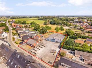 This 2,610 m² development lot is located in the heart of Kruisem.The lot offers a wide range of urban planning possibilities.