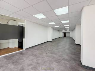 <p><span>Veelzijdige HANDELSRUIMTE met ACHTERLIGGENDE GARAGE/OPSLAG en bijhorende WOONST op een STRATEGISCHE LOCATIE in het hart van OUDENAARDE. Deze eigendom biedt TAL VAN MOGELIJKHEDEN voor ondernemers die WONEN EN WERKEN willen combineren op een CENTRALE LIGGING. Dankzij de ligging NABIJ WINKELS, OPENBAAR VERVOER en ANDERE VOORZIENINGEN is dit een AANTREKKELIJKE INVESTERING met zowel COMMERCIËLE als RESIDENTIËLE TROEVEN. De HANDELSRUIMTE VAN CIRCA 90 M² beschikt over een PRAKTISCHE KITCHENETTE MET BERGRUIMTE, ideaal voor het organiseren van uw zaak. Dankzij de TOEGANG / GARAGE LANGS DE ACHTERZIJDE kunnen LEVERANCIERS VLOT LADEN EN LOSSEN, wat de dagelijkse werking aanzienlijk vergemakkelijkt. Aansluitend bevindt zich een AFZONDERLIJK ÉÉNSLAAPKAMERAPPARTEMENT met EIGEN INKOM, wat PRIVACY EN FLEXIBILITEIT garandeert. Dit appartement is perfect als WOONST VOOR DE EIGENAAR of als OPBRENGSTEIGENDOM. Bovendien is de ELEKTRISCHE INSTALLATIE VOLLEDIG CONFORM, wat extra GEMOEDSRUST biedt voor toekomstige eigenaars. Het geheel bevindt zich op WANDELAFSTAND VAN HET CENTRUM VAN OUDENAARDE, in een straat met GOEDE VISIBILITEIT EN BEREIKBAARHEID.</span></p>
<br />Adres: Galgestraat 45-45A te Oudenaarde<br /><br />Renovatieplicht voor woonst; P-score: C, G-score: C