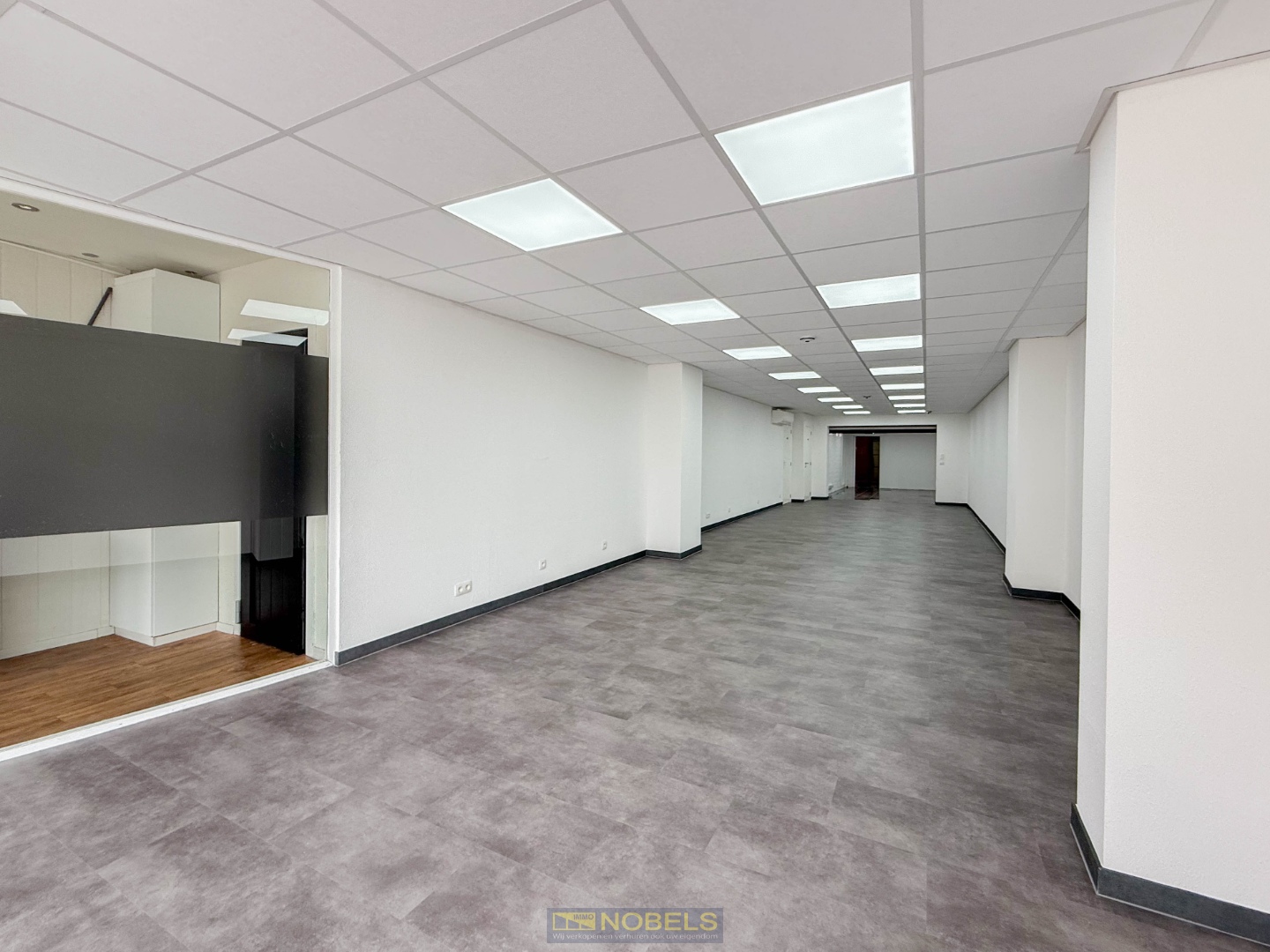 Te koop, lichtrijke handelsruimte met woonst en toegang achteraan te Oudenaarde - photo 1