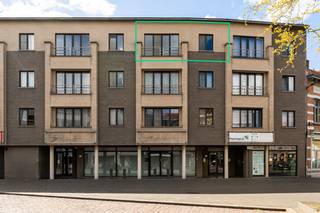 Appartement met 2 slaapkamers vlakbij het Sint Fransicusplein.  Het appartement is gelegen op de 3de verdieping met lift en heeft een breedte van 7 meter.  Inkomhal met gastentoilet, woonkamer 38m aan open keuken, ruime berging/wasplaats, badkamer (wastafel met 2 lavabo's, douche, toilet en vele kasten), 2 slaapkamers, terras.  Extra's:  Ondergrondse privatieve parking en berging inbegrepen.  