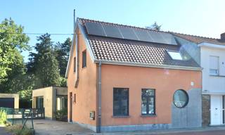 Deze ruime woning is gelegen aan de rand van Eeklo nabij alle belangrijke invalswegen en op fietsafstand van het centrum van Eeklo. Deze...