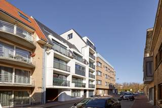 <p><span>Dit appartement bevindt zich op de tweede verdieping van de residentie 'Dunes' . Centraal gelegen dicht bij alle winkels, openbaar vervoer, de duinen en uiteraard het strand .</span></p><p><span>Indeling: inkom, gezellig en ruime woonruimte met open keuken en aangrenzend terras, bergruimte, apart toilet, 2 slaapkamers waarvan 1 met terras, badkamer met douche en lavabomeubel.</span></p><p><span>Vrij vanaf: 01/04/2026</span></p><p><span>Huurwaarborg: 2.625€ (3 maanden)</span></p><p><span>Plaatsbeschrijving: 260€ (aandeel huurder) </span></p>