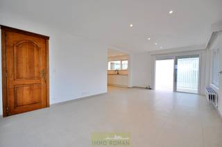 Deze op en top gerenoveerde woning treffen we in een rustige woonwijk te Eine, deelgemeente van Oudenaarde. Uitstekend gelegen met alle...