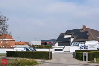 Ontvangstruimte met toonzaal/kantoren en kitchenette, grote vergaderruimte met bar, verschillende kantoorunits, woonst bestaande uit: Inkom, living, eetruimte, ingerichte keuken, 4 slaapkamers, dressing, 2 badkamers, sauna, dakterras met jacuzzi. Verder is er een zonnige tuin met ruim overdekt terras, zwemvijver, parking voor ca 8 wagens en ondergrondse garage voor 4 wagens. Verwarming via warmtepomp en PV installatie. Oppervlakte kantoorgedeelte ca 230m².
