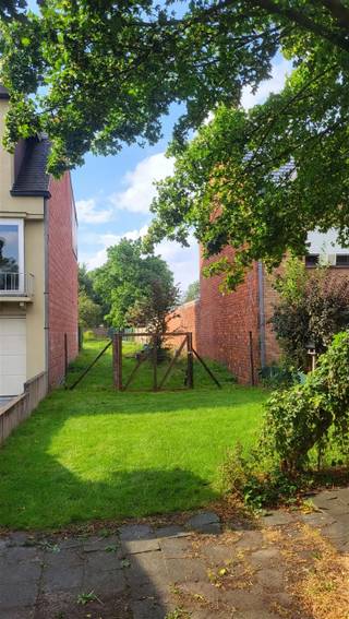 <p><strong>Bouwgrond in Eeklo - Uitstekende Gelegenheid voor Uw Droomhuis</strong></p><p>Wij presenteren u een aantrekkelijke bouwgrond gelegen in Eeklo, een levendige gemeente in Oost-Vlaanderen. Dit perceel biedt u de perfecte kans om uw eigen woning naar wens te ontwerpen en te bouwen.</p><p><strong>Locatie &amp; Bereikbaarheid</strong></p><p>De grond is strategisch gelegen in de Lekesstraat, met uitstekende verbindingen naar het centrum van Eeklo en omliggende gemeenten. De rustige en  goede vlotte bereikbaarheid via de nabij gelegen hoofdwegen maakt deze locatie ideaal voor werkende gezinnen en ondernemers.</p><p><strong>Omgeving</strong></p><p>U bevindt zich in een rustige, groene woonwijk met een mix van moderne en gevestigde woningen. De buurt biedt een uitstekend evenwicht tussen stedelijke voorzieningen en landelijke rust. Scholen, winkels en andere dagelijkse voorzieningen bevinden zich op korte afstand.</p><p><strong>Bouwmogelijkheden</strong></p><p>Dit bouwterrein biedt uitstekende mogelijkheden voor residentiële ontwikkeling. Met voldoende ruimte kunt u een moderne, energiezuinige woning realiseren die aansluit bij uw persoonlijke wensen en behoeften.</p><p><strong>Waarom Kiezen voor Dit Perceel?</strong></p><p>Een bouwgrond is een waardevolle investering in uw toekomst. U heeft volledige vrijheid in het ontwerp en de inrichting van uw nieuwe woning, terwijl u profiteert van een gevestigde en welkome buurtgemeenschap.</p><p>Neem vandaag nog contact met ons op voor meer informatie en een persoonlijke bezichtiging.</p><p>Contacteer Bert voor meer info via email naar Bert@maximm.be en telefonisch 0496/332.456.</p>