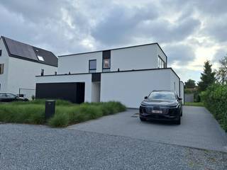 Moderne energiezuinige nieuwbouwwoning te Lummen.<br /><br />Deze halfopen bebouwing is volledig INSTAPKLAAR, zo is ze volledig geschilderd en voorzien van verlichtingsarmaturen. Tevens is er alle modern comfort aanwezig.(o.a. zonnepanelen)<br /><br />De woning heeft een bewoonbare oppervlakte van +/- 150m² en bestaat uit drie slaapkamers, een ingerichte open keuken en badkamer(met inloopdouche), living en een berging. Er zijn ook twee aparte toiletten aanwezig.<br /><br />De tuin is fraai aangelegd voorzien van een tuinhuis en een ruim zonneterras. Tot slot is er ook voldoende parkeergelegenheid om verschillende wagens te stallen.