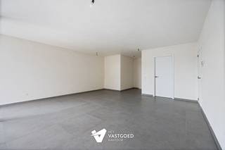 <p><span>Ruim 1-slaapkamerappartement met aangename buitenruimte.</span></p><p><span> </span></p><p><span>Dit appartement op de eerste verdieping verrast met zijn praktisch ingedeelde oppervlakte van 86,32 m². De woonst beschikt over 1 slaapkamer en een terras van 10,70 m², perfect om rustig buiten te zitten of te genieten van een koffiemoment in de buitenlucht.</span></p><p><span> </span></p><p><span>De keuken kan nog door de koper gekozen worden binnen een budget van 12.500 euro excl. btw. Hierdoor combineert u het gemak van een afgewerkt nieuwbouwappartement met de vrijheid van een persoonlijke afwerking.</span></p><p><span> </span></p><p><span>De duurzame technieken, waaronder geothermie, vloerverwarming, koeling, zonnepanelen, en ventilatie D, zorgen elke dag opnieuw voor comfort. E-peil 10 met vrijstelling van het KI in de eerste 5 jaar,</span></p><p><span> </span></p><p><span>Een ruim, energiezuinig appartement met alle troeven voor zorgeloos wonen.</span></p><p><span> </span></p><p><span>6% Btw tarief mogelijk</span></p>
