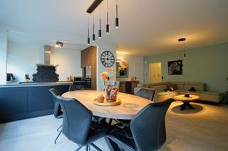 Op zoek naar een instapklaar appartement op een uitstekende locatie? Dan is dit volledig gerenoveerde appartement precies wat u zoekt. Gelegen op de bovenste verdieping van een kleinschalig gebouw, geniet u hier van rust, veel natuurlijk licht en een aangename woonomgeving.<br />Bij het binnenkomen wordt u verwelkomd in een ruime en lichtrijke leefruimte met een moderne open keuken. Dankzij de open indeling ontstaat een gezellige en ruimtelijke sfeer.<br />Het appartement werd in 2021 volledig vernieuwd en is afgewerkt met oog voor comfort en kwaliteit. Verder beschikt het over twee volwaardige slaapkamers, een stijlvolle badkamer , een apart toilet en een aangenaam terras.<br />Een bijkomende troef is de ruime berging op de gelijkvloerse verdieping, die heel wat extra opbergruimte biedt en waar een ruimte is voorzien voor wasmachine en droogkast. Verder is er ook een gemeenschappelijke koer wat ideaal kan zijn voor het stallen van fietsen of vuilbakken. <br />De ligging is zonder twijfel een van de sterke punten van dit appartement. Op een steenworp van het prachtige Rivierenhof geniet u van een groene omgeving met tal van wandel-, fiets- en recreatiemogelijkheden. Bovendien bevindt u zich op korte afstand van het centrum van Antwerpen en zijn winkels, openbaar vervoer en scholen vlot bereikbaar. <br />Kortom, een lichtrijk, instapklaar appartement met twee slaapkamers, een terras en een uitstekende ligging, ideaal voor wie comfortabel wil wonen in een groene én centrale omgeving.<br />referentie: 5702
