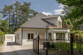 Een moderne villa met 4 ruime slaapkamers, 2 badkamers, 2 garages en 2 zonneterrassen nabij het centrum van Heide- Kalmthout.In een rustige,...
