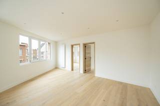 Gerenoveerd lichtrijk appartement op centrale ligging vlakbij winkels, openbaar vervoer, grote verbindingswegen,... Het appartement is afgewerkt...