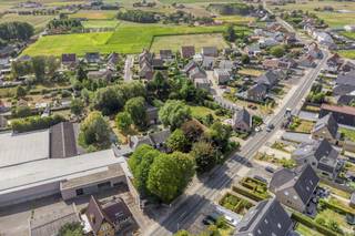 Op een perceel van 2.283 m² vindt u deze unieke eigendom die wonen en werken naadloos combineert. De ruime villa (375 m²) ademt karakter en...