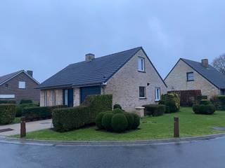 Rustig gelegen woning met 2 slaapkamers en garage.De indeling is als volgt:Gelijkvloers: inkomhal - leefruimte met zit -en eetplaats - ingerichte...