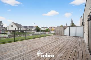 Dit moderne appartement uit 2016 combineert comfort en energiezuinig wonen op een centrale locatie. Gelegen op de eerste verdieping van een verzorgd gebouw met lift, ben je op wandel- of fietsafstand van winkels, scholen en openbaar vervoer.<br /><br />U komt binnen in de inkomhal die voorzien is van ingebouwde kasten, een gastentoilet en een berging. Deze leidt tot de ruime leefruimte met volledig geïnstalleerde keuken, die zicht en toegang biedt tot het ruime terras van 45 m². Verder treft u twee slaapkamers, een tweede toilet en een badkamer voorzien van een dubbele wastafel, bad en inloopdouche.<br /><br />Het appartement is volledig geschilderd, uitstekend onderhouden, met een EPC-label A en een gekeurde elektriciteit, klaar om meteen in te trekken. Daarnaast is er een dubbele garagebox aanwezig.<br /><br />Een unieke kans om te wonen in een modern, instapklaar appartement met veel licht, ruimte en zon, in het hart van Ruiselede (Wingene)!<br /><br /><strong>Ook wild geworden van deze thuis?<br />Twijfel niet langer en leg vandaag nog uw bezoek vast!</strong>