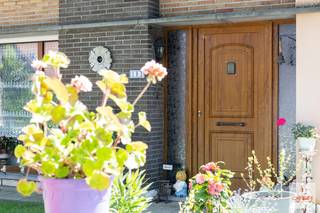 Deze gezellige bungalow met twee slaapkamers is gelegen in een rustige woonwijk in het gegeerde Drongen. Via de inkomhal kom je in de lichtrijke...