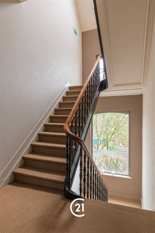 <p>Bent u op zoek naar een interessante investering met 4 verhuurde kamers in het centrum van Gent? Dan hebben wij precies wat u zoekt.</p><p>Deze 4 kamers bevinden zich in een statig herenhuis aan de Kasteellaan in Gent, met authentieke elementen en een karaktervolle uitstraling. Dankzij de centrale en gegeerde ligging nabij het stadscentrum is dit een bijzonder interessante locatie voor verhuur. In de onmiddellijke omgeving vindt u tal van winkels, gezellige horecazaken, scholen en andere dagelijkse voorzieningen. Ook het openbaar vervoer is uitstekend bereikbaar, waardoor zowel de verschillende campussen als het historische stadscentrum vlot bereikbaar zijn.</p><p>In het herenhuis bevinden zich 4 kamers, die momenteel alle vier verhuurd zijn met huurcontracten van één jaar. Hierdoor geniet u als investeerder meteen van een lopend huurrendement.</p><p>De vier kamers genereren momenteel samen € 25.188 aan jaarlijkse huurinkomsten. Het huidige netto rendement bedraagt 4,5%, wat deze eigendom tot een interessante investeringsopportuniteit maakt.</p><p>De combinatie van de centrale ligging, het karaktervolle herenhuis, de vier verhuurde kamers en het aantrekkelijke rendement maakt dit een interessante investering in Gent.</p><p>Interesse? Contacteer ons gerust voor meer informatie of om een bezoek in te plannen.</p>