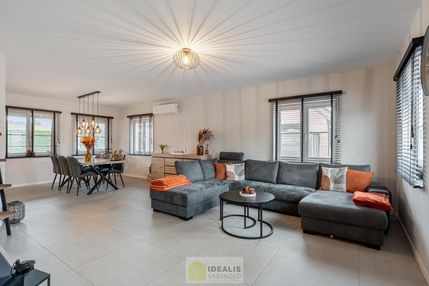 IDEALIS VASTGOED – ZEER RUIME EENGEZINSWONING MET EEN KNAPPE LEEFRUIMTE MET AANSLUITEND OPEN MODERNE KEUKEN, MOMENTEEL 3 SLAAPKAMERS MAAR MOGELIJKHEID TOT 4 SLAAPKAMERS, 2 BADKAMERS, ONDERKELDERD EN VOLLEDIG AANGELEGD MET EEN KNAPPE TUIN EN HEERLIJK OVERD - foto 4