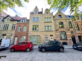 INSTAPKLARE WONING MET 5 SLPKS, 2 BADKAMERS EN TERRASDeze woning is gelegen op 350m van de Grote Markt. Het was vroeger een vakantiewoning en mits...