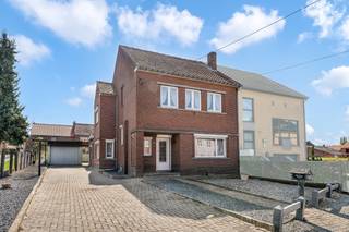 <span>Te renoveren gezinswoning met garage op 5a56ca in één van de landelijke dorpen van Riemst. De locatie te Vlijtingen is een leuke troef. Diverse faciliteiten zoals grootwarenhuis, school, apotheek... zijn op wandelafstand gelegen. Bovendien geniet het dorp van een vlotte bereikbaarheid dankzij de nabije uitvalswegen richting Bilzen, Tongeren, Maastricht en Visé.<br /><br /></span><em>Deze veelzijdige woning met een totale bew.opp van 154m2 biedt tal van mogelijkheden. Ze kan dienen als kangoeroewoning, maar ook anders ingedeeld worden naargelang jouw wensen.</em><br /><br /><span>De indeling is als volgt:<br /><br /><strong>GELIJKVLOERS</strong><br />-Inkomhal met vestiare.<br />-Ruime en lichtrijke woonkamer (32m2) met plaats voor eet- en zithoek, gekenmerkt door de hoge plafonds.<br />-Comfortabele keukenruimte van 12,95m2.<br />-Achtergelegen wasplaats (8,59m2) met zitbad apart toilet en een naastgelegen zij-inkom.<br />-Berging (8,52m2) met maatwerkkasten en een overvloed aan lichtinval.<br />-2 aangrenzende stockageruimtes (7,8m2 - 7,77m2) met toegang naar de tuin.<br /><br /><strong>1STE VERDIEP</strong><br />-Nachthal.<br />-Drie riante slaapkamers (2x16m2 - 12,95m2).<br />-2de badkamer (4,31m2) met douche, wastafel en toilet.<br /><br /><strong>2DE VERDIEP</strong><br />-De zolderverdieping (23,56m2) is te bereiken via een vaste trap en biedt allerlei mogelijkheden voor het<span> creëren van een bijkomende slaapkamer of een riante hobbykamer.<br /><br /><strong>KELDER</strong><br /></span>-Handige kelderberging (9m2 - 14,82m2).<br /><br /><strong>PERCEEL</strong><br />-De woning is gelegen op een zuidelijk georiënteerd perceel met terras en onderhoudsvriendelijke tuin. Als extra troef beschik je hier over een vrijstaande garage (15,84m2) en een ruime oprit aan de linkerkant van de woning.<br /><br />Contacteer ons gerust voor extra info of een bezoek ter plaatste.<br /></span>