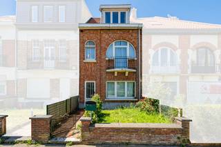 <h1><span>🏡 EXCLUSIVITEIT – OPENHUIZENDAG OP ZONDAG 13 SEPTEMBER<br /><br />Deze zondag 13 september kunt u dit pand exclusief bezoeken tijdens onze opendeurdag, van 10u tot 11u. Kom gerust langs, met of zonder afspraak!<br /><br />Woning met 3 slaapkamers, garage, kelder en voortuin – Evere / Schaarbeek</span></h1>
<p><span>We Invest Bruxelles-Europe stelt u deze eengezinswoning met 2 gevels voor, ideaal gelegen in de Rue de Genève 482, op de grens van Evere en Schaarbeek, in een gegeerde residentiële wijk vlakbij Brussel, de NAVO, winkels, scholen, openbaar vervoer en belangrijke invalswegen.</span></p>
<p><span>Deze woning uit 1953 behoudt haar authentieke charme dankzij de zichtbare balken en biedt veel potentieel na een opfrissing.</span></p>
<p><span>Op het gelijkvloers bevinden zich een woonkamer, een lichtrijke eetkamer en een functionele keuken. Op de eerste verdieping vindt u een ruime slaapkamer aan de voorzijde met balkon, een slaapkamer aan de achterzijde en een recent gerenoveerde badkamer met grote douche en toilet. De bovenste verdieping omvat een extra slaapkamer en een ingerichte zolderruimte, ideaal als bureau, dressing, opslagruimte of thuiswerkplek.</span></p>
<p><span>De kelderverdieping beschikt over een ruime wasruimte en verschillende opslagkelders.</span></p>
<p><span>Troeven van de woning:</span></p>
<ul>
<li><span>Eengezinswoning met veel potentieel</span></li>
<li><span>3 slaapkamers + polyvalente ruimte</span></li>
<li><span>Voortuin</span></li>
<li><span>Balkon met open uitzicht</span></li>
<li><span>Zuidgerichte achterzijde</span></li>
<li><span>PVC ramen met dubbele beglazing</span></li>
<li><span>Geïsoleerd dak in goede staat</span></li>
<li><span>Recente gasketel (2020)</span></li>
<li><span>Zonnepanelen geplaatst in 2021</span></li>
<li><span>EPC E-</span></li>
<li><span>Rustige en gegeerde buurt</span></li>
<li><span>Vlakbij Brussel en de NAVO</span></li>
</ul>
<p><span>Een privatieve garage tegenover de woning is beschikbaar aan €30.000 extra. Een echte meerwaarde in de buurt. Mede-eigendomskosten: ± €30/maand inclusief elektriciteit en wateraansluiting.</span></p>
<p><span>Ideale woning voor een eerste aankoop, gezin of investering nabij Brussel.</span></p>
<p><span>Info &amp; bezoeken:</span><br /><span>Frédéric Top – We Invest Bruxelles-Europe</span><br /><span>📞 0472 34 44 08</span><br /><span>📧 </span><span>frederic.top@weinvest.be</span></p>