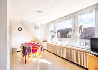 <p><strong>Koksijde-Bad, residentie Nicolas</strong>, <strong>Gezellig appartement in het centrum, 3de verdieping zonder lift.</strong><br />Bestaande uit: inkomhall, woonkamer met open keuken, badkamer met ligbad en lavabo, afzonderlijk toilet en twee slaapkamers. Individuele centrale verwarming met condenserende ketel. Privatieve berging inbegrepen in de prijs.<br /><br />Het zonnige appartement wordt bemeubeld verkocht en is rustig gelegen vlakbij het commerciële centrum.</p>