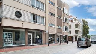 Uitzonderlijk breed handelspand gelegen in de Kursaalstraat te Heist-aan-Zee. Een commerciële toplocatie op wandelafstand van de zee en omgeven door talloze ondernemingen en lokale handelaren. <br /><br />Met een gevelbreedte van ca.15 meter biedt dit pand maximale zichtbaarheid en uitstekende etalagemogelijkheden. Een opportuniteit voor wie op zoek is naar een handelsruimte met uitstraling en veel passage. Geschikt voor diverse handelsactiviteiten (retail, showroom, kantoor, …) en dit vlakbij de Zeedijk, het Heldenplein en het Station. <br /><br />Deze mooie handelsruimte heeft een bruikbare vloeroppervlakte van ca. 179 m².<br />Aan de straatkant 4 grote raampartijen en 2 aparte inkomdeuren. Grote kelder aanwezig, rechtstreeks verbonden aan de handelsruimte, uitermate geschikt voor opslag.<br /><br />Het pand is instapklaar en wordt verwarmd via een warmtepomp (lucht/lucht).<br />Uitstekend energielabel B. Tevens lage syndicuskosten.<br /><br />Een mooie kans om uw eigen onderneming uit te baten in hartje Heist.<br /><br />Meer informatie of een bezoek ter plaatse?<br />Contacteer Willem Cauwels op tel. 050/89.27.70.