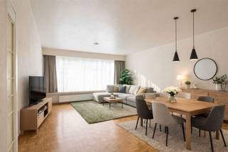 <p><span>Wonen met zicht op honkballers? Dat krijg je hier, in de gegeerde Groenenhoek. Denk: veel licht en nog heel wat marge om jouw stempel te drukken op dit fijne; te renoveren, gelijkvloers appartement.</span></p><p><span>Het appartement bevindt zich in een rustige, residentiële straat net buiten de stad. Via de verzorgde inkomhal, kom je binnen in de centrale hal die alle ruimtes verbindt. De op te frissen blokjesparket hier loopt door over zowat het heel appartement en het zonnige terras van 11 m² is een extra surplus.  Heel veel spullen om te stockeren? Dan biedt de enorm ruime kelder soelaas!</span></p><p><span> </span></p><p><span>Binnenkomen in licht en ruimte</span></p><p><span>Je stapt het appartement binnen in de inkomhal, waar de charmante blokjesparket meteen de toon zet. Die loopt mooi door in zowat het hele appartement en zorgt voor een warme basis.   Vooraan bevindt zich de leefruimte van 26 m² en dankzij de grote raampartij geniet je hier van veel natuurlijk licht. Er is plaats genoeg voor een comfortabele zithoek én een gezellige eettafel. Kortom, een fijne ruimte om thuis te komen en gasten te ontvangen.  Via de centrale inkomhal betreed je de bruikbare maar gedateerde keuken – perfect dus voor wie graag renoveert naar eigen smaak. Je hebt hier een elektrisch vuur, dampkap, oven, koelkast met vriesvak, spoelbak en heel wat kastruimte. De betegelde spatwand en vloer maken het onderhoud makkelijk. Vanuit de keuken heb je directe toegang tot het terras. Extra handig: de achterzijde is voorzien van rolluiken.</span></p><p><span> </span></p><p><span>Rustige slaapkamer &amp; praktische ruimtes</span></p><p><span>De slaapkamer bevindt zich aan de rustige achterzijde van het gebouw en is eveneens voorzien van de charmante, op te schuren blokjesparket. Ook hier zijn rolluiken aanwezig – ideaal voor een goede nachtrust.</span></p><p><span>De te renoveren badkamer is uitgerust met een ligbad, lavabo, spiegelkast met verlichting en aansluiting voor een wasmachine. Daarnaast is er een apart toilet, een kleine berging én een handige privékelder van 7,5 m². Veel spullen te stockeren? Geen probleem.</span></p><p><span> </span></p><p><span>Zuidgericht terras met open zicht</span></p><p><span>Een absolute troef is het ruime Zuidgerichte terras van 11 m², waar je geniet van open zicht op de honkbalvelden en de luchthaven van Deurne. Een unieke combinatie van ruimte en perspectief, waar je in alle rust van de zon kan genieten.</span></p><p><span> </span></p><p><span>Groen, rustig en toch vlakbij alles</span></p><p><span>Je woont hier in de populaire Groenenhoek, op de grens van Deurne Zuid, Berchem en Borgerhout. Een rustige, residentiële buurt met een sterke reputatie. Op wandel- en fietsafstand vind je scholen, winkels en horeca. Voor wie graag buiten is, liggen maar liefst twee parken in de onmiddellijke omgeving: het Te Boelaerpark en het Boekenbergpark met zijn zwemvijver.   Openbaar vervoer brengt je snel naar de stad, en ook met de wagen ben je zo op weg via de Ring. Hier woon je rustig, maar nooit afgelegen.</span></p><p><span> </span></p>