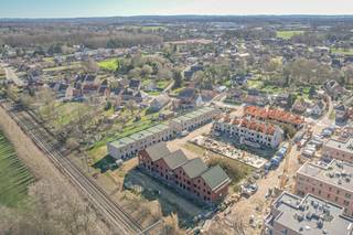 Welkom bij Groene Boort, een aantrekkelijk nieuw woonproject in het hart van Boortmeerbeek, gelegen aan de Wespelaarsebaan 55. <br /><br />De werken gaan vlot vooruit en de eerste contouren van de woningen zijn al duidelijk zichtbaar, wat het project tot leven brengt. <br /><br />Dit project omvat 42 gezinswoningen met 2 tot 4 slaapkamers, bewoonbare oppervlaktes van 120 tot 165 m² en een privatieve tuin. Elke woning is ontworpen met oog voor energiezuinigheid en voldoet aan het BEN20-label of beter. Je hebt bovendien nog de vrijheid om de afwerking volledig af te stemmen op je eigen stijl en voorkeur. <br /><br />Ondergronds parkeren zorgt voor een rustige en kindvriendelijke omgeving op het woonerf. <br /><br />Dankzij de ligging vlak bij het dorpscentrum woon je rustig, maar toch centraal. <br /><br /><span>Voor wie aan de wettelijke voorwaarden voldoet, is het verlaagde btw-tarief van 6% mogelijk. </span><br /><br />Interesse? Neem contact met ons op of plan je afspraak eenvoudig via onze website.
