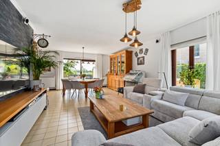 [[ DIT PAND NEEMT DEEL AAN DE ERA OPEN HUIZEN DAG OP 13/6 VAN 16:00 TOT 17:00 ]]Deze charmante open bebouwing in bungalowstijl is een echte thuis...