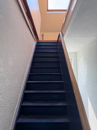 Dit volledig vernieuwde dakappartement bevindt zich op de 3e verdieping, zonder lift. Door de open inrichting krijg je een loftgevoel. De kamer op de mezzanine is te bereiken via een laddertrap in de woonkamer. Er is een geïnstalleerde keuken met frigo en oven aanwezig. In de badkamer, met ligbad en douchefunctie is er een wc en lavabo met kastjes. Een aparte berging met reeds geplaatste rekken is ook voorzien. Ideaal voor wie in de stad wilt wonen, vlakbij invalswegen en openbaar vervoer. Huurprijs is 750€.