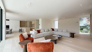 <p>Exclusieve nieuwbouwvilla aan de rand van het Zoute...</p>
<p>Op een prachtig georiënteerd perceel, vlak bij de Kalfmolen, bevindt zich deze luxueuze villa die modern design combineert met de herkenbare Knokse elegantie. Ontworpen door Project Architects onder leiding van Piet Bailyu en met een hoogwaardige interieurafwerking door Chrisma, biedt dit eigendom het summum van verfijnd wonen in een absolute toplocatie.</p>
<p>Bij binnenkomst verwelkomt een royale inkomhal met ruime vestiaire en gastentoilet u in een interieur dat klasse en comfort ademt. De leefruimte met salon en eetplaats, voorzien van een stijlvolle gashaard, opent naar het zonovergoten terras en de fraai aangelegde tuin. Aansluitend bevindt zich de grote leefkeuken met centraal kookeiland, uitgerust met de nieuwste toestellen en een praktische bijkeuken met extra bergruimte.</p>
<p>Op de eerste verdieping wachten 3 ruime slaapkamers, elk voorzien van een eigen badkamer en dressing, aangevuld met een handige bureauruimte op de nachthal. De tweede verdieping biedt een multifunctionele ruimte die naar wens kan worden ingericht, bijvoorbeeld als vierde slaapkamer, fitness of hobbykamer.</p>
<p>Een inpandige garage met plaats voor twee wagens, een open fietsenberging en extra berging vervolledigen het geheel, naast meerdere staanplaatsen op het perceel zelf. De tuin, ontworpen door Dominique Eeman, biedt de mogelijkheid tot de aanleg van een zwembad en vormt de perfecte plek om in alle privacy te genieten van de zon en het buitenleven.</p>
<p>Geavanceerde technieken zoals geothermie, vloerverwarming, airconditioning en een gashaard garanderen een eigentijdse en duurzame woonervaring.</p>
<p>Een uitzonderlijke villa die luxe, comfort en architecturale klasse combineert op één van de meest gegeerde locaties van Knokke.</p>