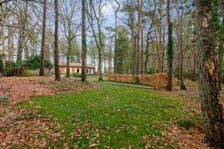 Uniek gelegen woning te Kapellenbos op een perceel villagrond van 3.620m² en een straatbreedte van 50 meter! Vanuit de woning is er een uniek zicht...